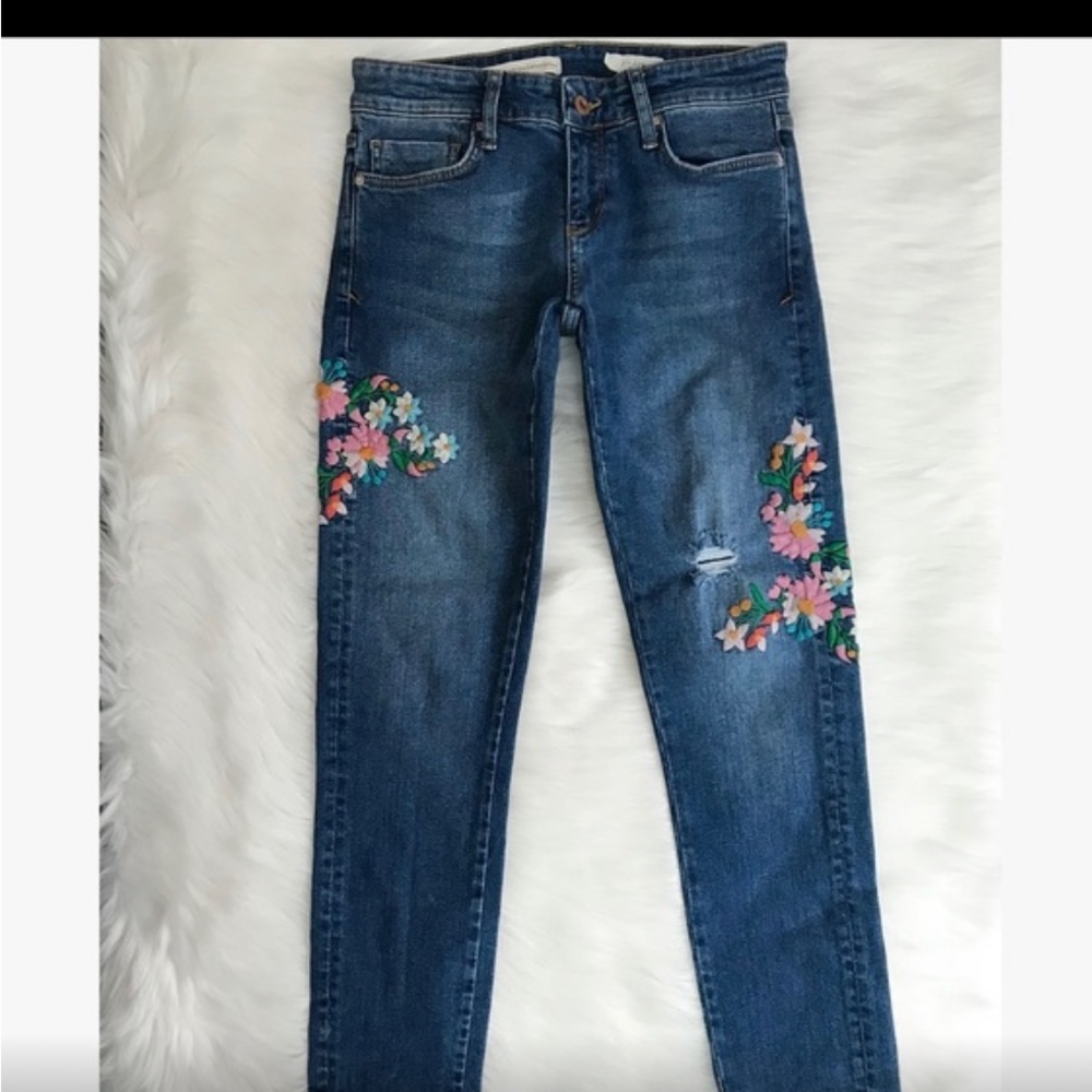 ANTHRO Pilcro Floral Embroidered Skinny Jeans